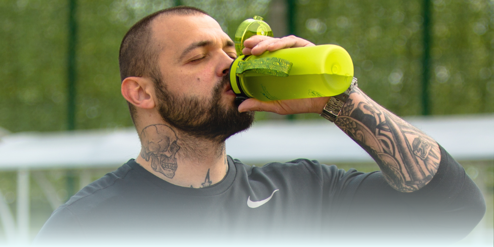 Чоловік та пляшка для води UZSPACE